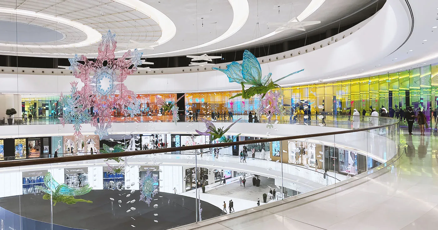 Innenansicht eines modernen Einkaufszentrums mit großen Glasflächen