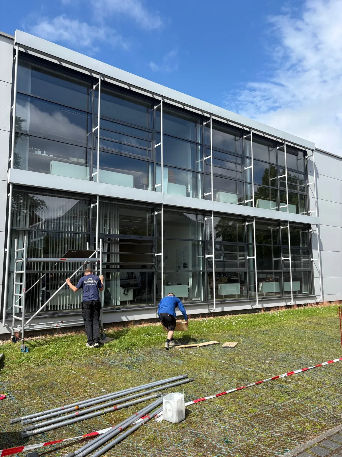 Montagearbeiten an der Glasfassade eines Gewerbegebäudes